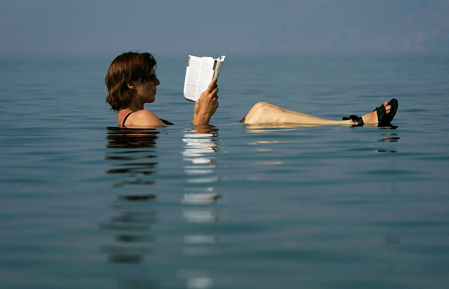 Мертвое море человек на воде. Мертвое море. Человек сидит в воде. Сидит в воде. Вода и человек.