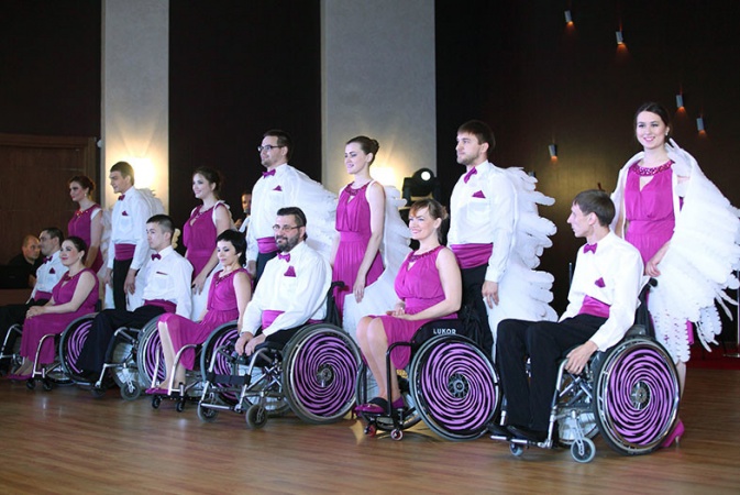Девушка притворилась инвалидом на балу. Танцы инвалидов. Танцы на инвалидных колясках. Коляски для танцев инвалидов. Дети инвалиды танцуют.
